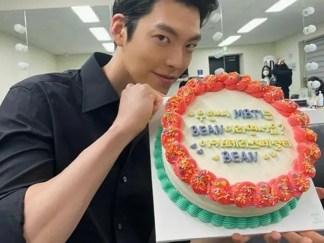俳優キム・ウビン、ブラックシャツにケーキを持ってシックだったりキュートだったり