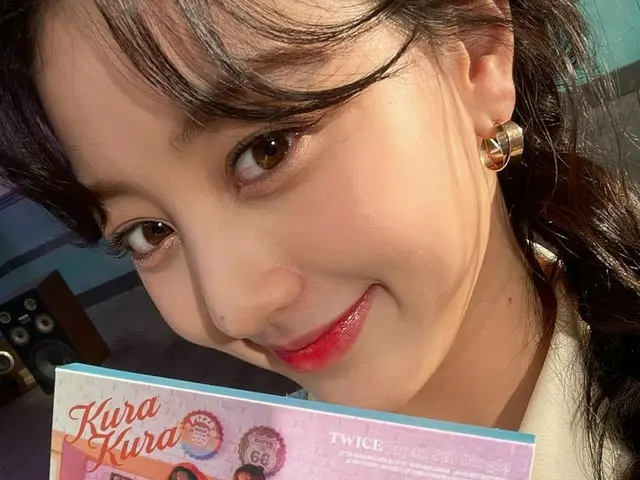 「TWICE」ジヒョ、ラブリーな笑顔で日本の新曲「Kura Kura」を広報