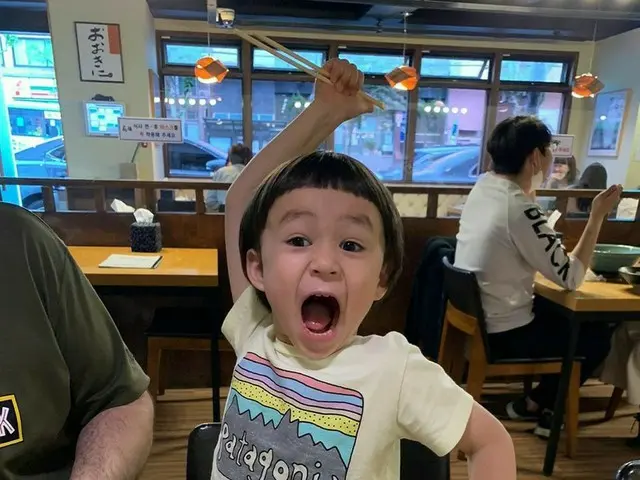 ウィリアムくん、うどんを前にハイテンションからの真顔