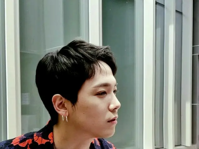 「FTISLAND」イ・ホンギ、近況公開…“目が腫れているのでしょうか?まぶしいのでしょうか?”