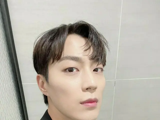 「Highlight」ユン・ドゥジュン、シックな表情でまぶしいビジュアル