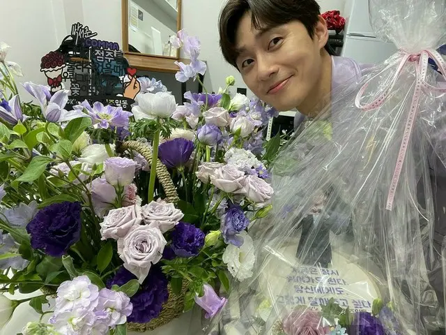 俳優パク・ソジュン、花に囲まれてファンたちに感謝のあいさつ