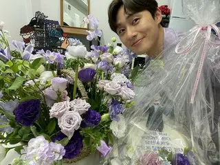 俳優パク・ソジュン、花に囲まれてファンたちに感謝のあいさつ