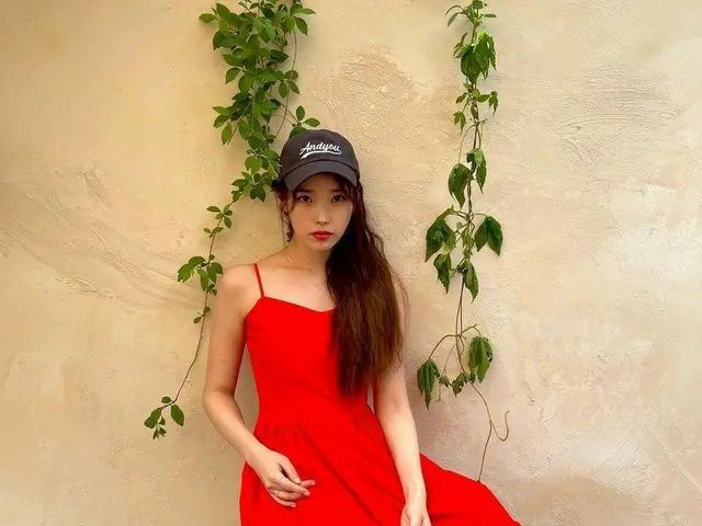 IU、 魅惑的なレッドドレスで29回目の誕生日を迎えて登場!!