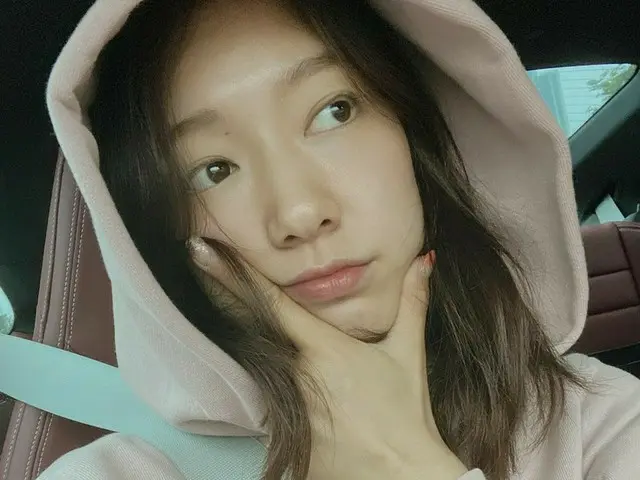 女優パク・シネ、フーディー着てナチュラルな姿…“いつ雨やむのかな”