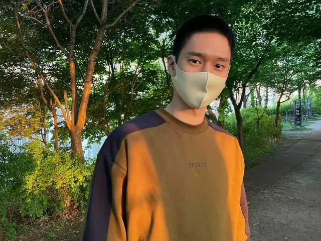 俳優コ・ギョンピョ、坊主頭で散歩中の近況公開