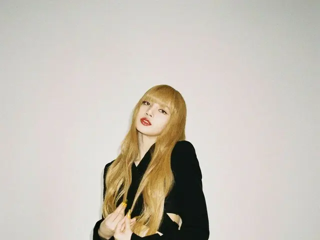 「BLACKPINK」リサ、金髪のロングヘアーでゴージャスな美貌