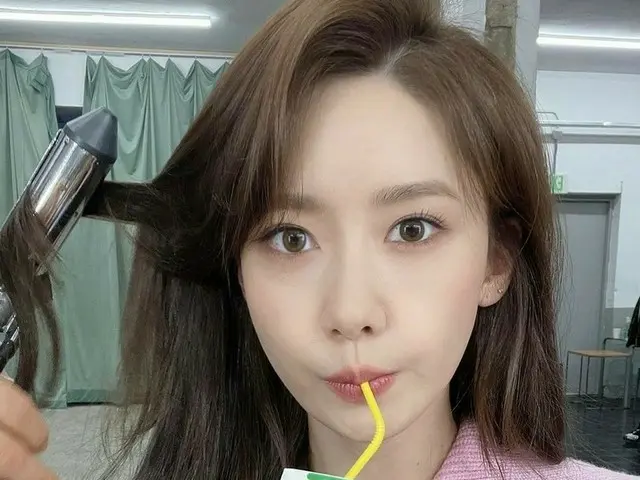 「少女時代」ユナ、ヘアメイクをしてもらいながらバナナ牛乳を飲む女神