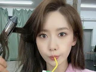 「少女時代」ユナ、ヘアメイクをしてもらいながらバナナ牛乳を飲む女神