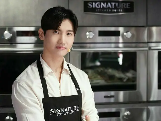 「東方神起」チャンミン、料理男子のエプロン姿にキュンキュン♥