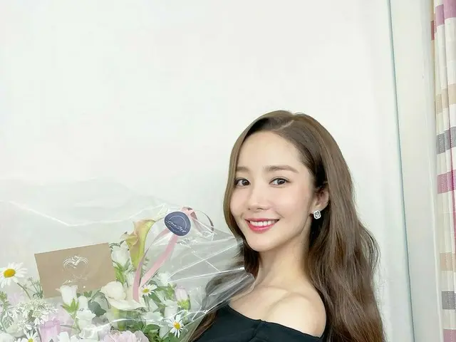 女優パク・ミニョン、大きな花かごを抱えた女神