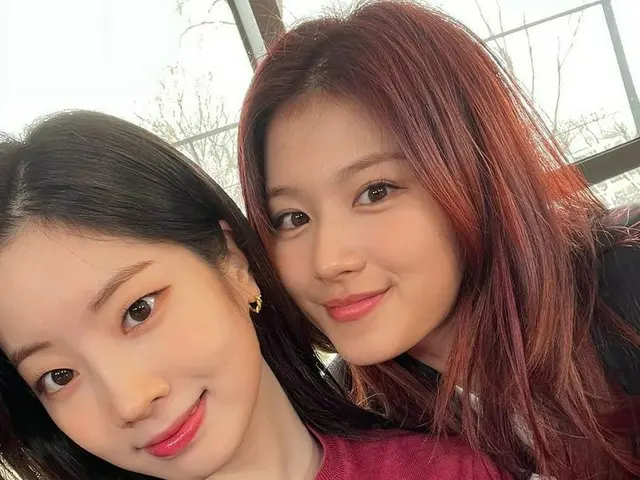 「TWICE」ダヒョン＆サナの仲良しツーショット