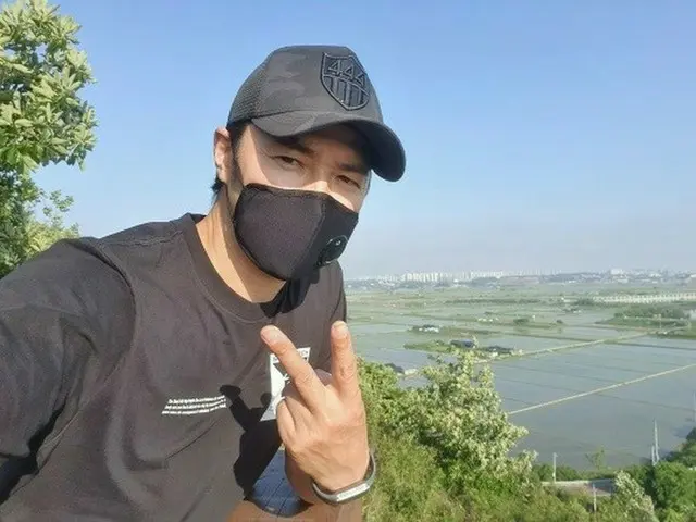 俳優ユン・サンヒョン、登山中でもワイルドなビジュアル…深い目つきに胸キュン♡