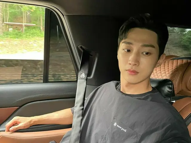 「B1A4」出身ジニョン、さわやかなビジュアルで近況報告！除隊後初のドラマ「警察授業」”多くの期待をお願いします”