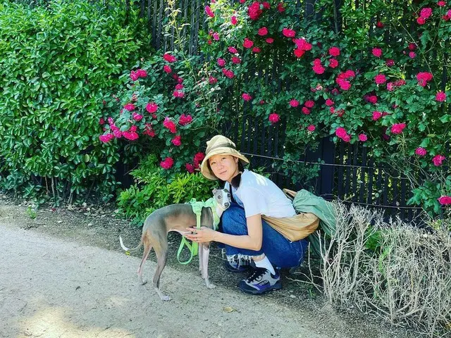 女優コン・ヒョジン、愛犬と散歩する穏やかな日常