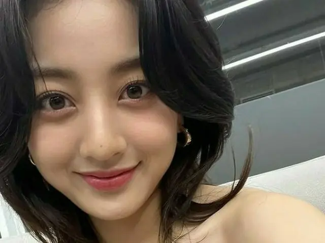 「TWICE」ジヒョ、チューブトップコーデ視線を釘付け