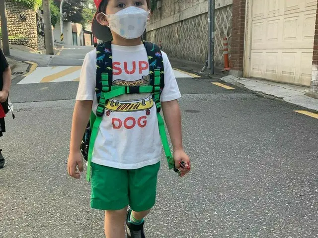 ベントレーくん、大好きなグリーンファッションでお出かけ…ウィリアム兄さんはどこに?