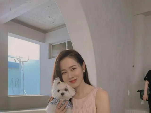 女優ソン・イェジン、撮影の合間に愛犬とカシャッ…美しい女神美貌