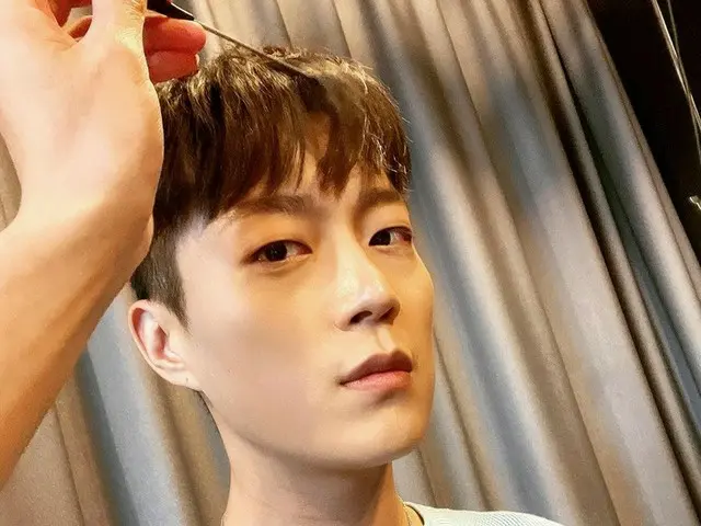 「Highlight」ユン・ドゥジュン、ファンたちに応援メッセージ“今日を持ちこたえたら明日は金曜日ファイト”