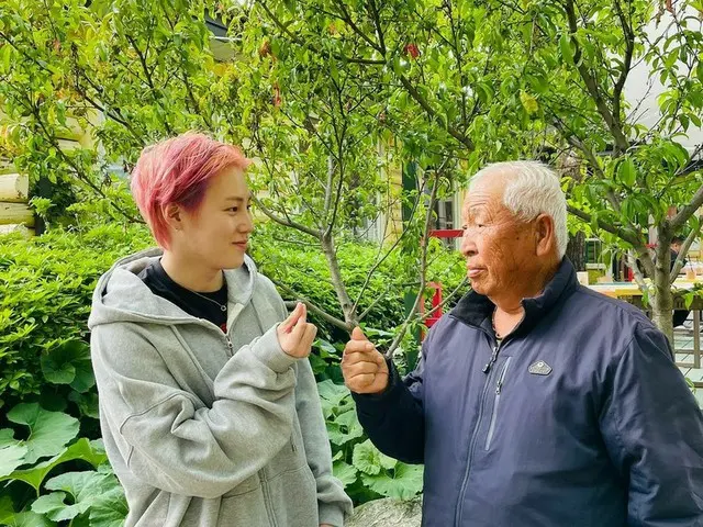 歌手ハ・ソンウン、お祖父さんに指ハートで愛を伝えるお祖父さん孝行な孫