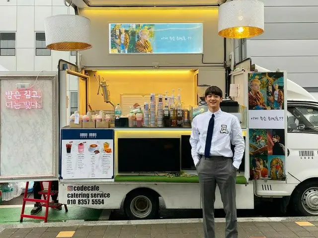 「SHINee」ミンホ、入隊したテミンからのカフェカーのプレゼントに幸せそうな笑顔♥