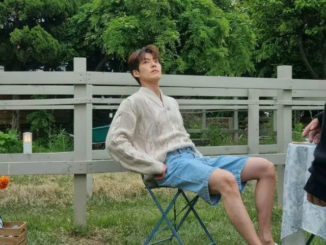 俳優キム・ウビン、ハーフパンツ姿で少年のような爽やかさ