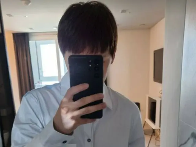 「FTISLAND」イ・ホンギ、スマホに隠れてしまう小顔…出勤前にファンにあいさつ