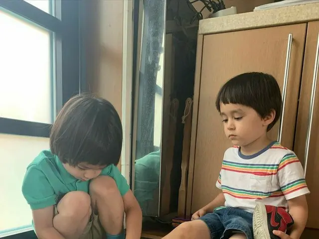 ウィリアムくん、ベントレーくんの靴を履かせてあげる優しいお兄ちゃん