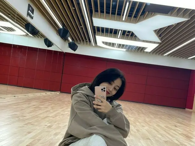 「TWICE」ジヒョ、ミラーセルフィー上手くなった?…ナチュラルな魅力