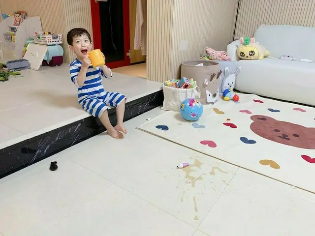 「FTISLAND」チェ・ミンファン♥ユルヒ夫妻の息子ジェユルくん、飲み物をこぼしても知らん顔…いたずらっ子の笑顔