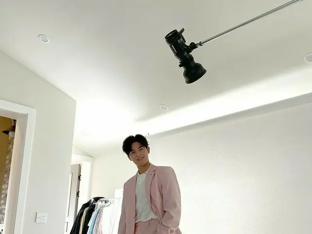 キム・ドンジュン（ZE:A）、ピンク色のスーツを完璧に着こなす素敵ビジュアル