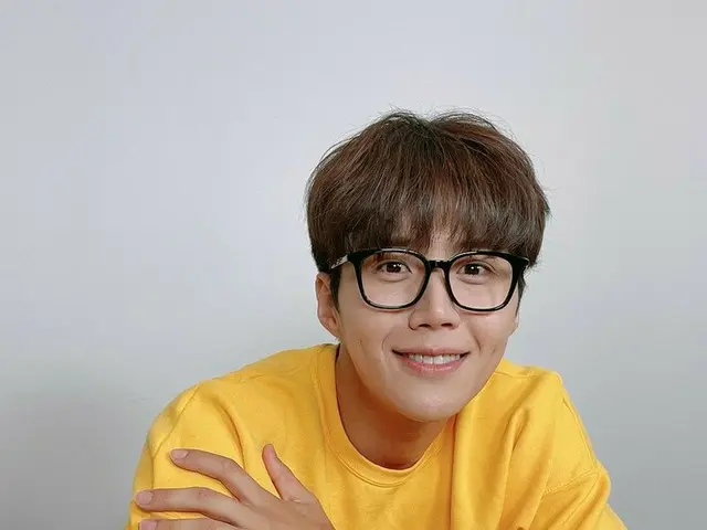 俳優キム・ソンホ、めがね男子のえくぼ笑顔にキュン♥