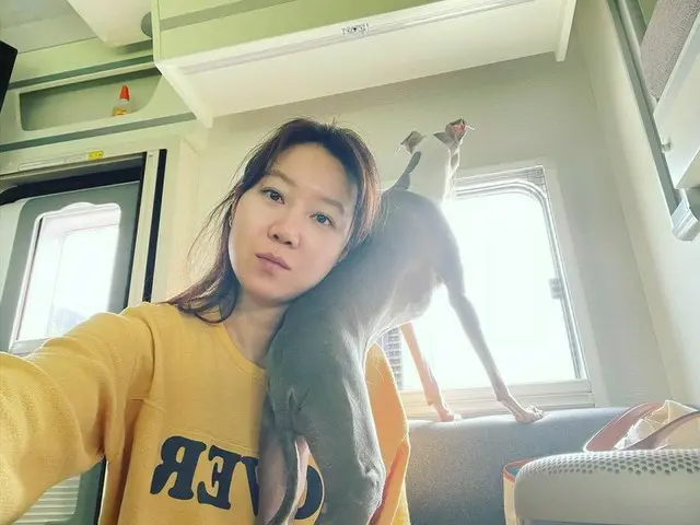女優コン・ヒョジン、ナチュラルな魅力…愛犬とヒーリングタイム