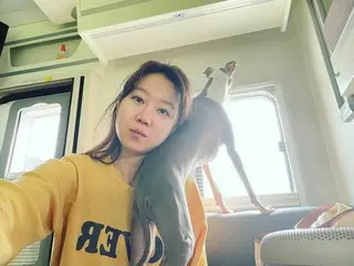 女優コン・ヒョジン、ナチュラルな魅力…愛犬とヒーリングタイム