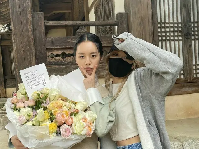 「BLACKPINK」ロゼ、ヘリの撮影現場に直接訪問し誕生日を祝う…ヘリ感動