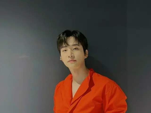「2PM」ジュノ、まぶしいビジュアル公開…鮮やかなオレンジ色のシャツも完璧に着こなす