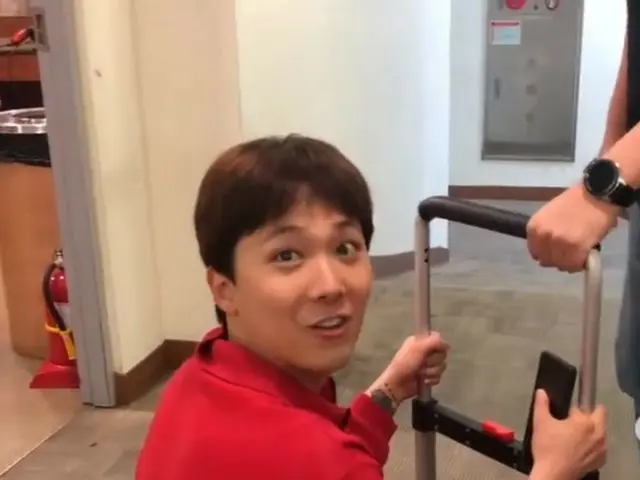 イ・ホンギ(FTISLAND)、ユニークな姿でファンに感謝のあいさつ（動画あり）