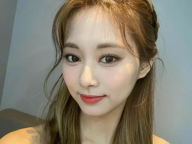 「TWICE」ツウィ、蠱惑的な雰囲気に思わず見とれる美貌..