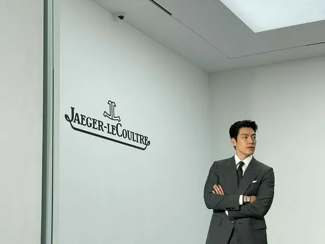 俳優キム・ウビン、広い肩と長い脚で完璧なスーツ姿に視線釘付け