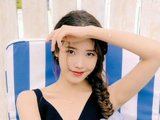 IU、人間ビタミンのような爽やかな夏のグラビア