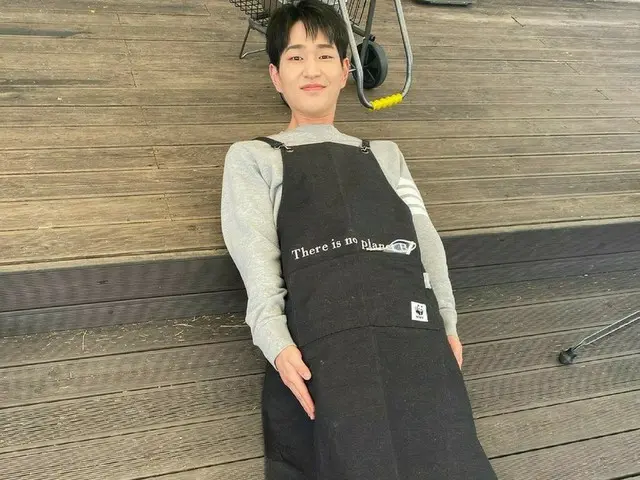 「SHINee」オンユ、エプロンしてユーモラスなポーズ