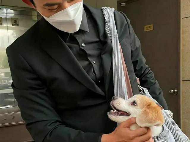 「2PM」テギョン、子犬を見つめる甘-いまなざし…子犬がうらやましい