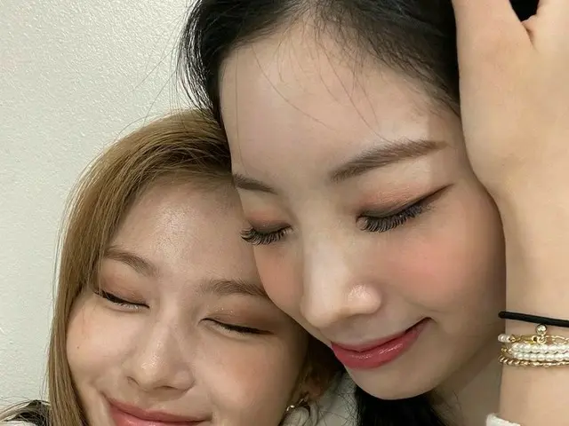 「TWICE」サナ＆ダヒョンのサイダーカップルのラブラブツーショット♥