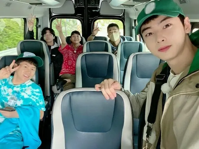 「ASTRO」チャ・ウヌ、人気番組降板で思い出写真公開