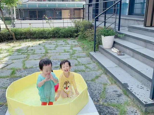 「FTISLAND」チェ・ミンファン♥ユルヒ夫妻の三兄妹、家の前で水遊び…ジェユルくんのかわいい笑顔にほっこり