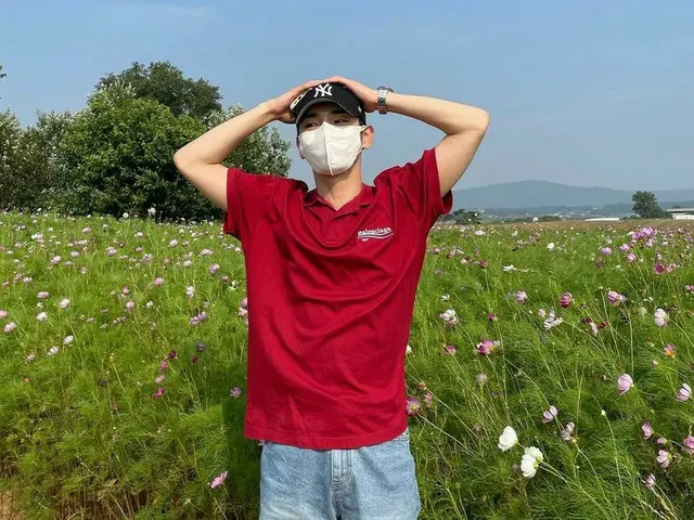 「SHINee」Key（キー）、コスモス畑でヒーリング中
