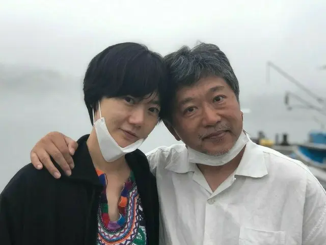 女優ペ・ドゥナ、是枝裕和監督の映画「ブローカー」クランクアップを伝える…是枝監督と“12年ぶり”のツーショット