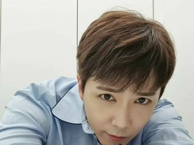「FTISLAND」イ・ホンギ、上目づかいで強烈なまなざし