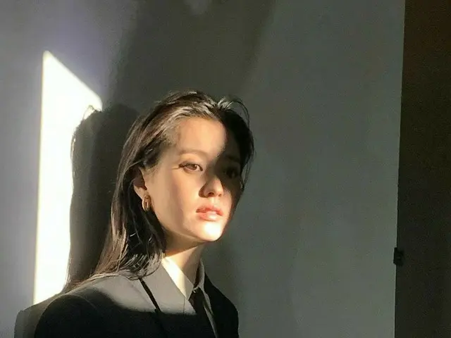 女優ハン・ヒョジュ、マニッシュなスタイルもよく似合う…カリスマあふれる強烈な魅力