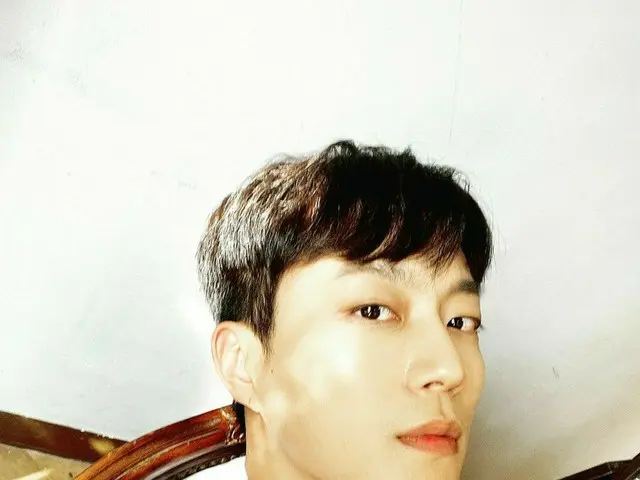 「Highlight」ユン・ドゥジュン、いつもの角度のセルフィーでいつものファン思いのコメント…“傘必ず準備して”